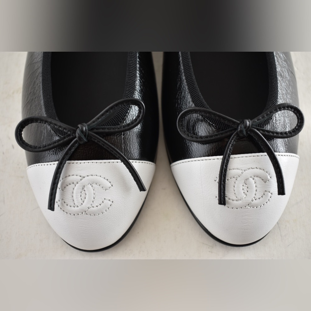 Chanel 26S Black White Crumpled Shiny Lambskin CC Bow Ballet Ballerina Flat 39 - Picture 11 of 16
